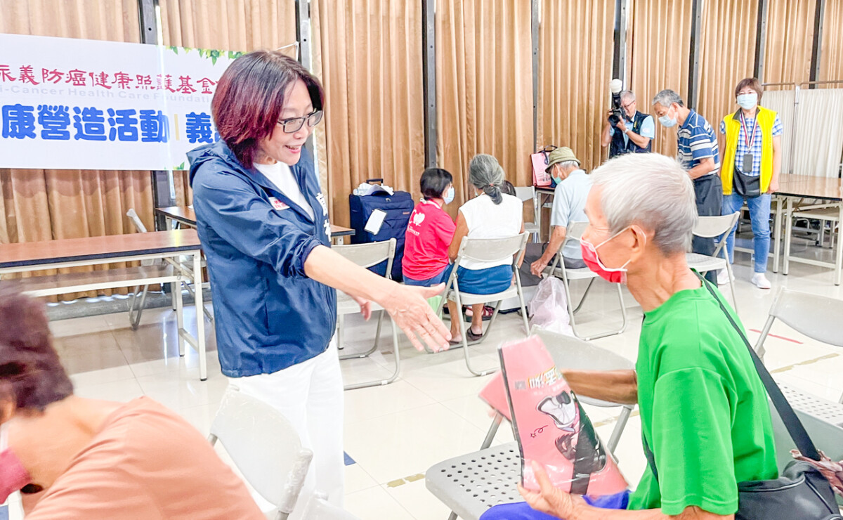 ▲高雄市議長康裕成也到場關心活動,向醫護團隊及參與民眾致意。