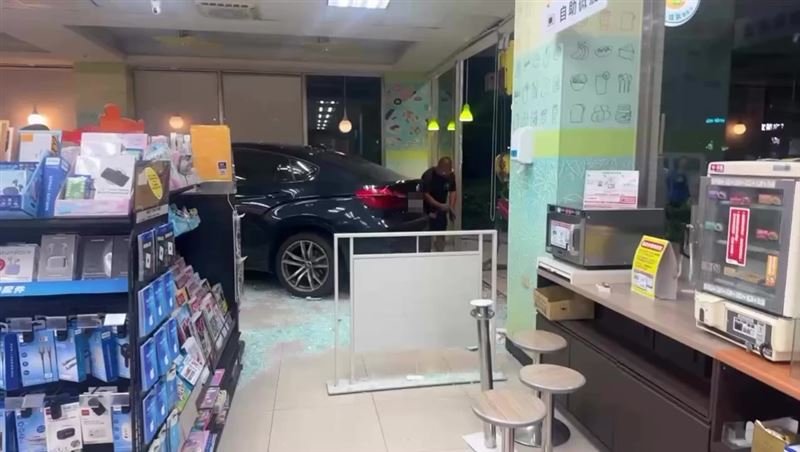 嘉義7-11「得來速」意外成真？BMW撞進超商內　55歲駕駛原因曝光