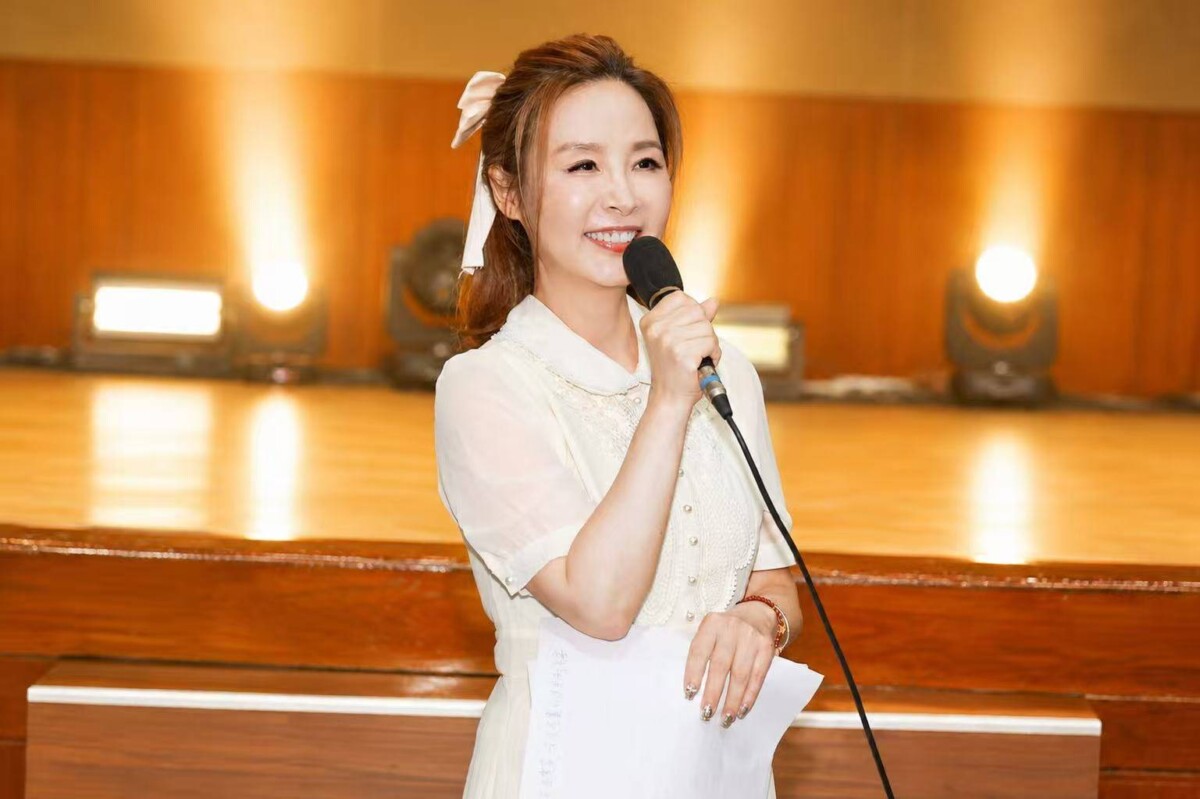 由資深媒體人許聖梅擔綱主持，見證美業職人在舞台上綻放專業魅力。(圖 / 中華全球城市選拔協會提供)