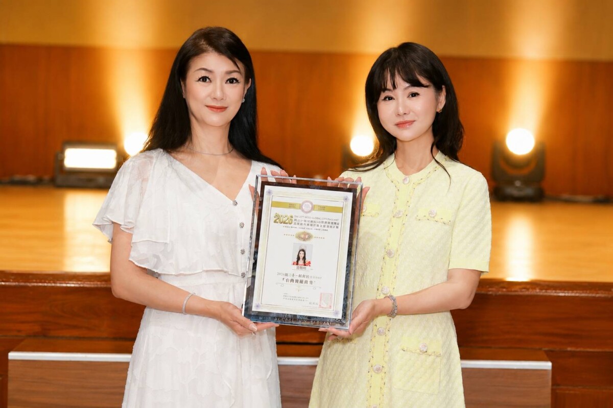 全球城市小姐創始人張如君博士(右)頒發聘書給大會主席藍郁晴。(左)(圖 / 中華全球城市選拔協會 提供)