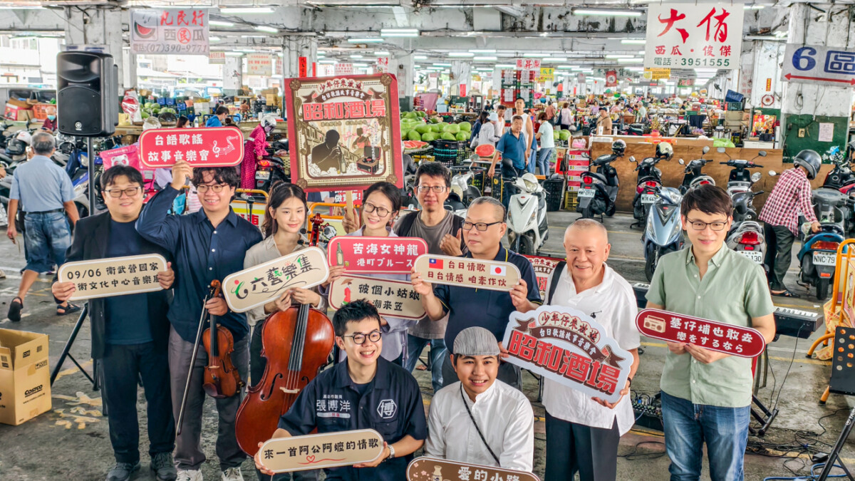 ▲買菜也能聽音樂會！六藝樂集今天上午以四重奏快閃高雄果菜市場。（圖/記者黃淑貞攝）