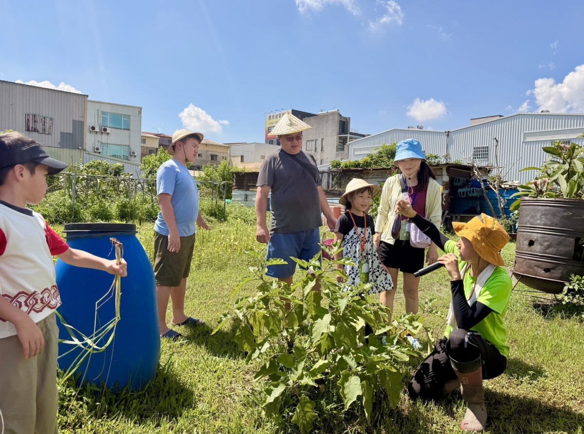 ▲城市耕農雞場主為民眾導覽,深入分享食農教育理念與知識。(圖/記者顏淑娟翻攝)