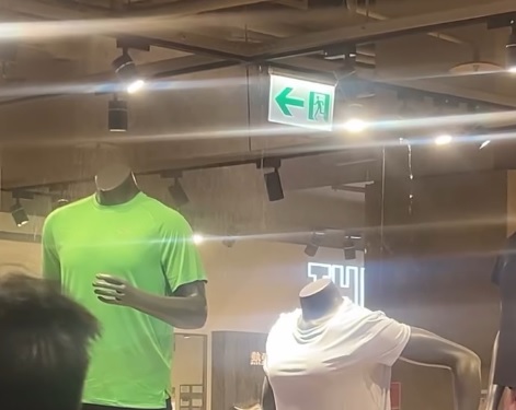 南紡購物中心驚傳「室內暴雨」！運動品牌專櫃灑水狂噴商品全濕
