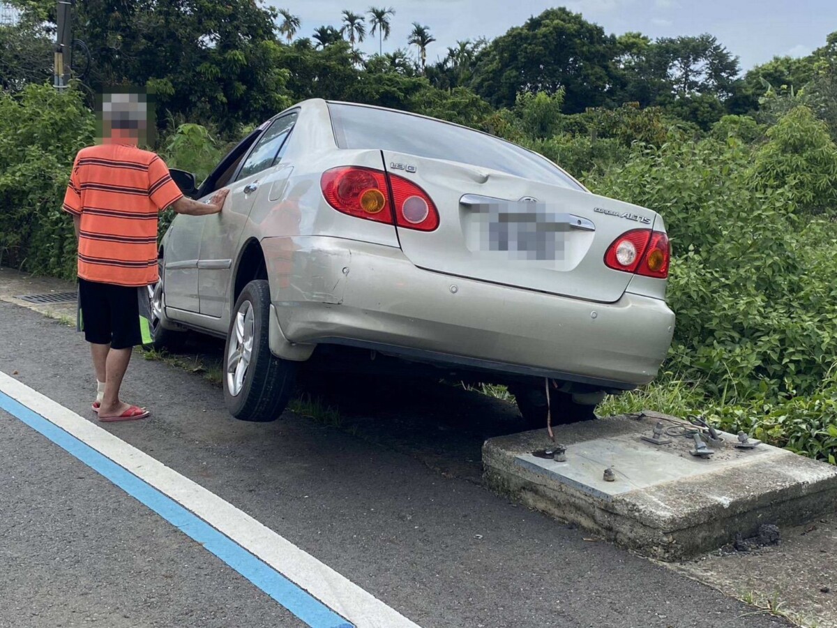 巴威強風襲彰化!大樹倒塌壓車 駕駛撞斷路燈送醫 巴威強風襲彰化!大樹倒塌壓車 駕駛撞斷路燈送醫