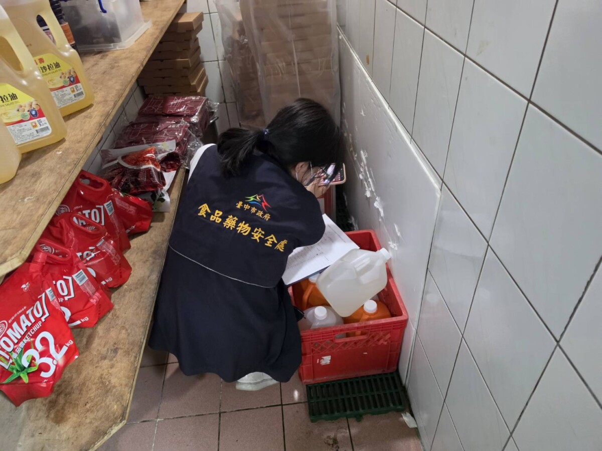 ▲中市追查問題油品流向,持續派員前往下游業者倉儲確認下架情形。(圖/中市府提供)