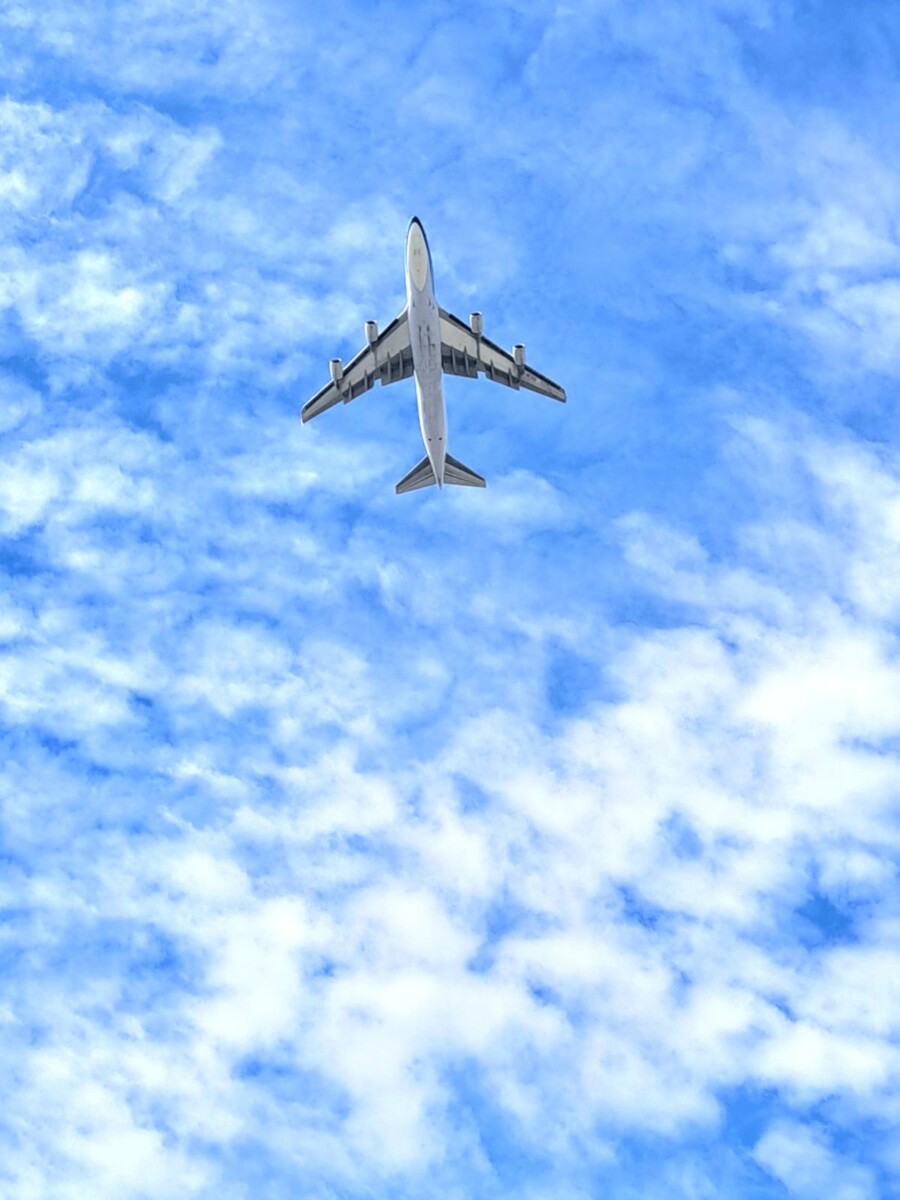 在平日裡天空中那些遙不可及的飛行巨獸,在此刻展現出截然不同且震撼人心的面貌。隨著遠方傳來一陣由低沈逐漸轉為高亢的引擎轟鳴聲,那一抹機身劃破了藍天白雲間的寧靜。(影像由記者郭晉嘉拍攝)。