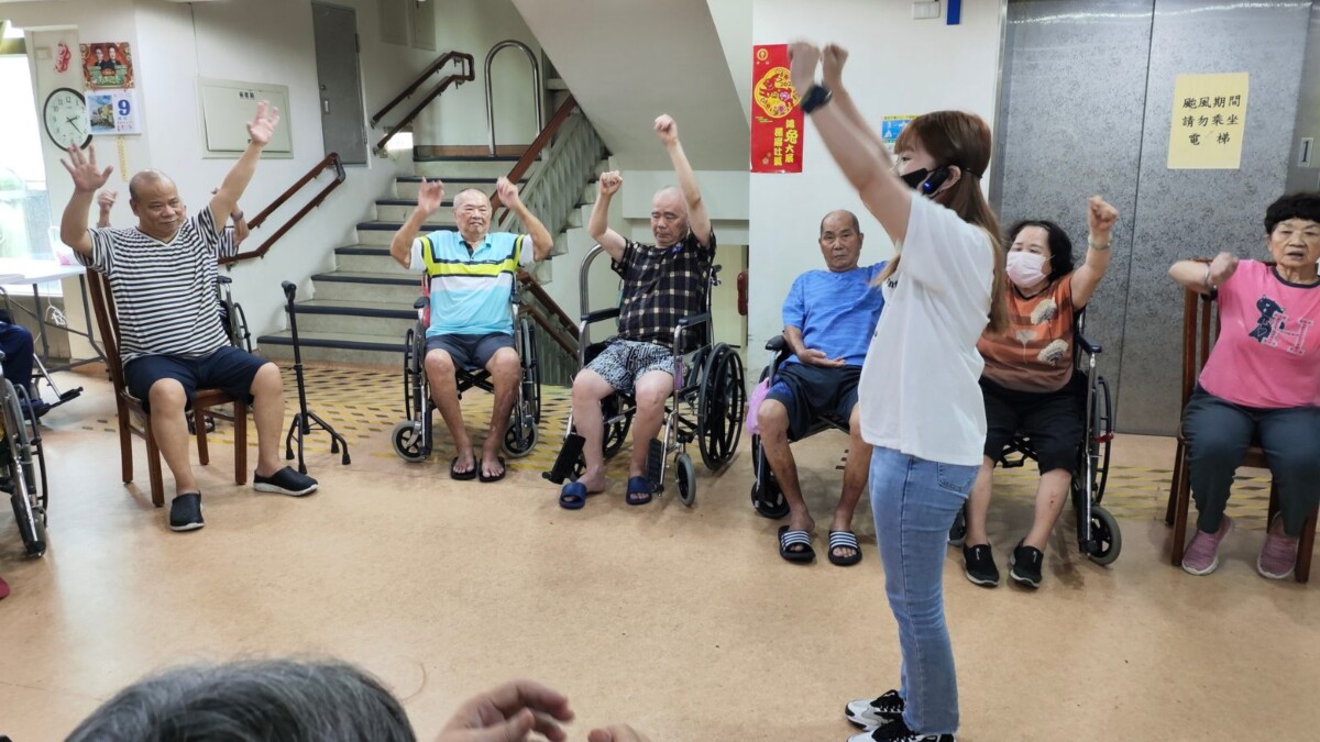 運動防老化！彰化榮家邀名教練帶長輩跳出健康力