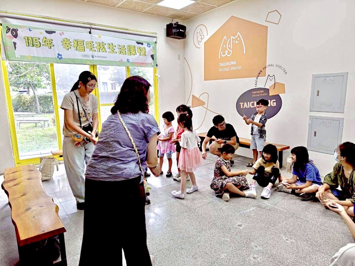 ▲大黃媽媽透過繪本故事引導親子互動。(圖/中市府提供)