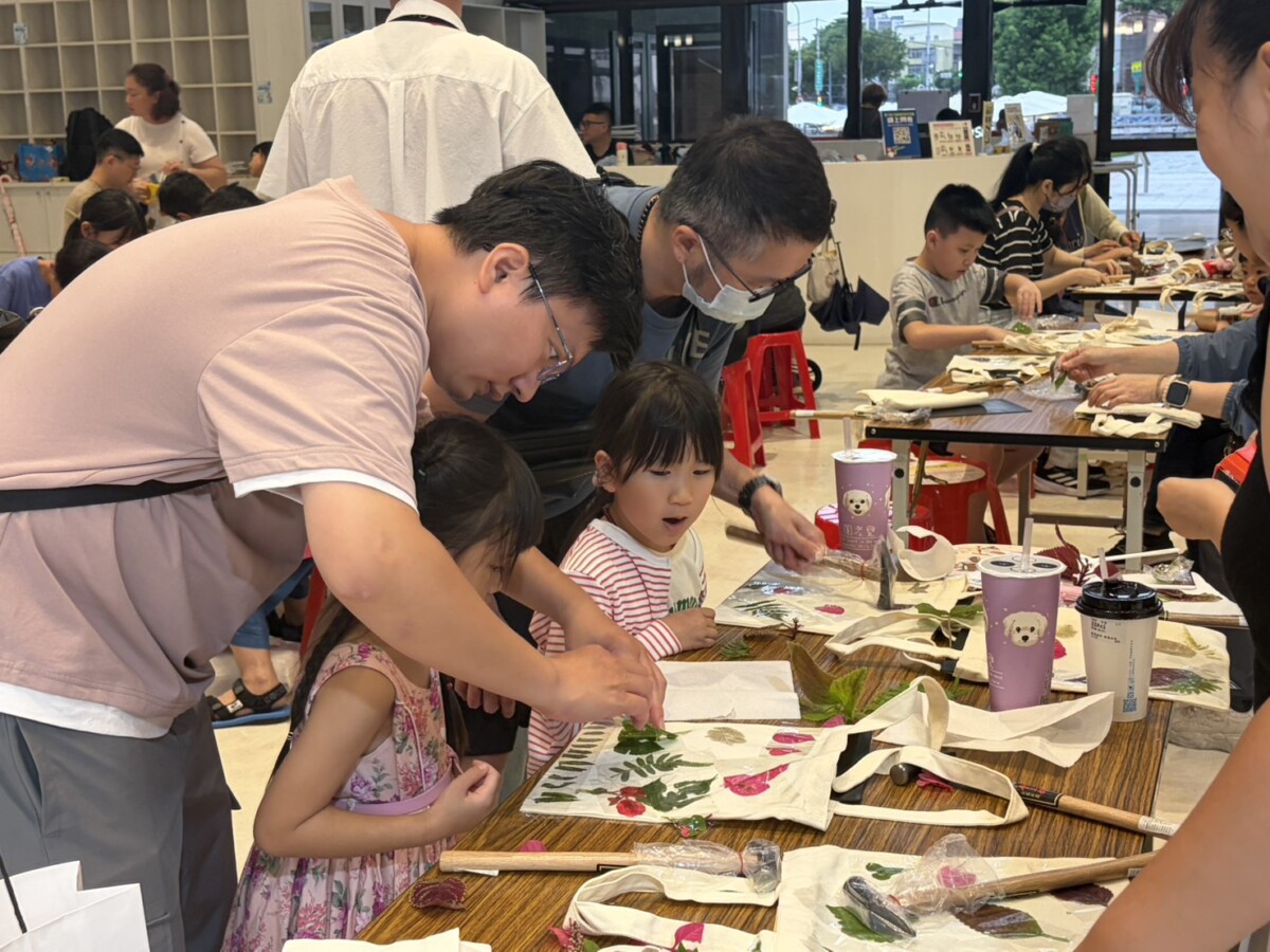 ▲台中中山堂玩劇場生活節吸引民眾闔家參與。(圖/記者顏淑娟翻攝)