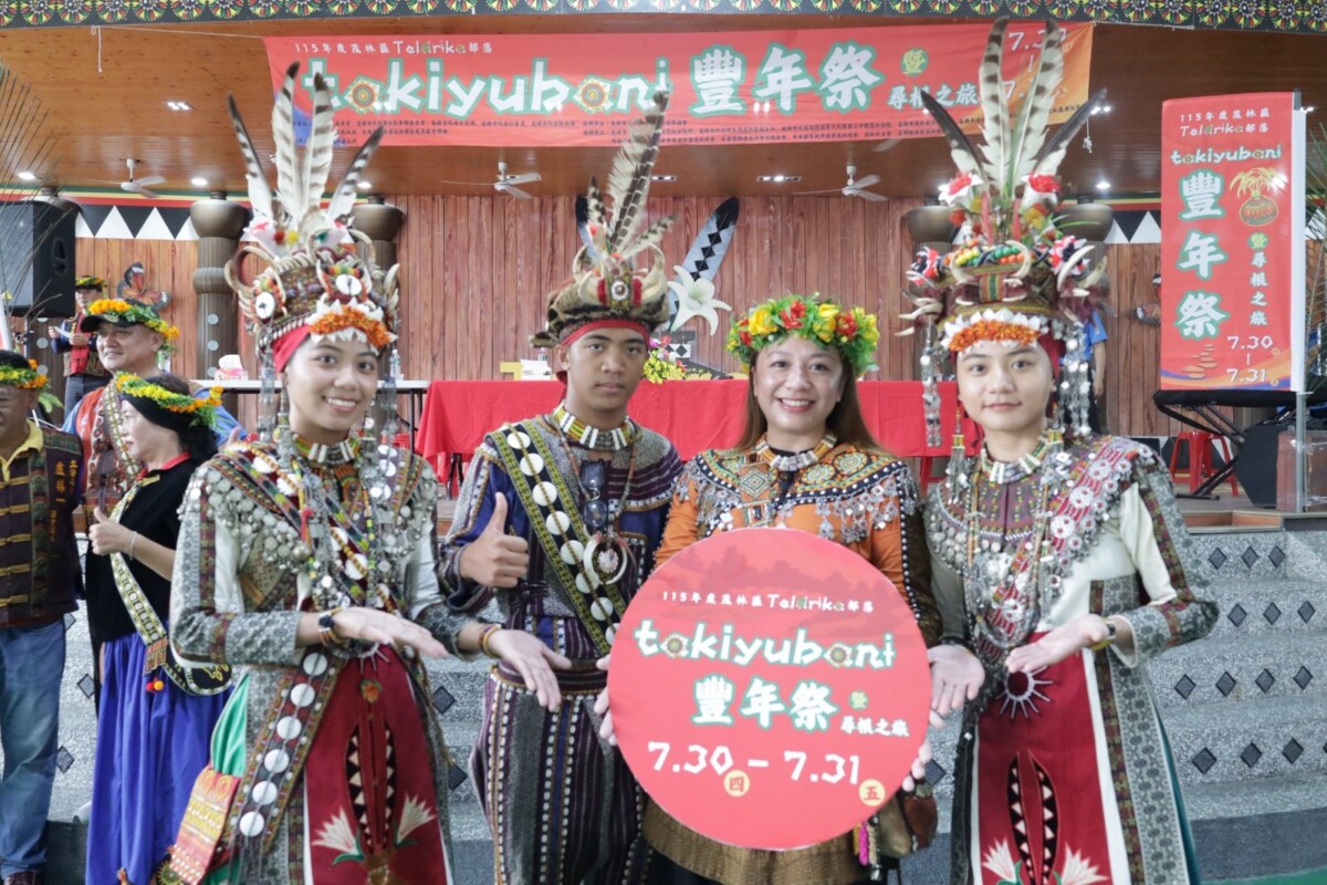 ▲主委阿布斯與返鄉族人合影。（圖/原民會提供）
