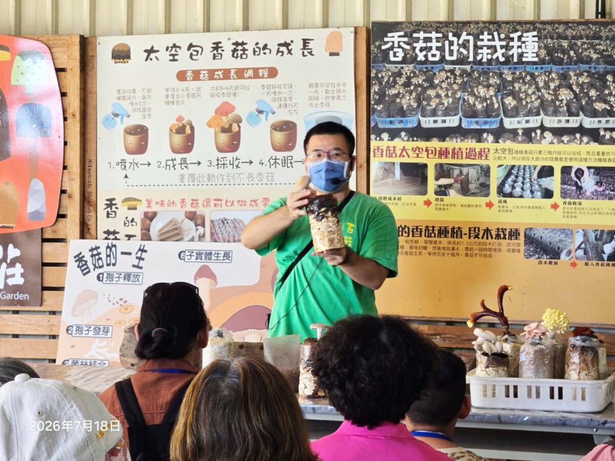 ▲講師向新住民介紹新社香菇的種類及栽培方式。(圖/記者顏淑娟翻攝)