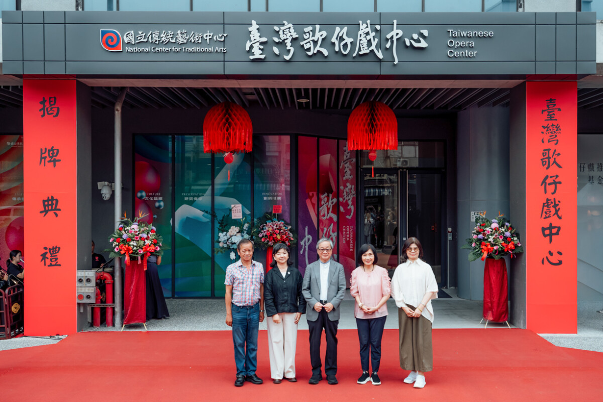 ▲文化部長李遠(左3),以及財團法人臺灣歌仔戲推廣基金會董事長林茂賢(左起)、文化部政務次長李靜慧、國立傳統藝術中心主任陳悅宜及高雄市政府文化局局長王文翠,共同為臺灣歌仔戲中心揭牌。（圖/國立傳統藝術中心提供）