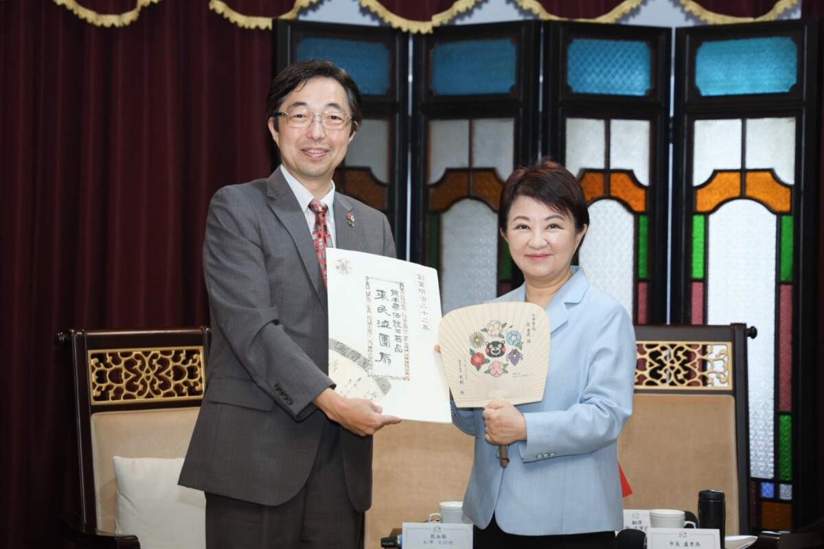 ▲木村知事回贈熊本縣特色工藝品，為此次交流留下美好紀錄。(圖/記者顏淑娟翻攝)