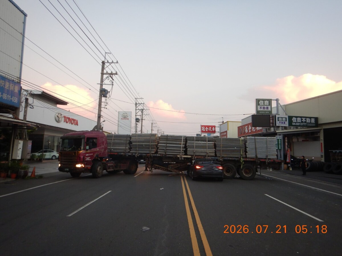 SQ07214 2奧迪高速撞進聯結車底