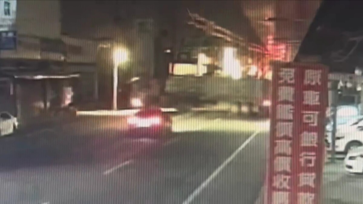 SQ07214 4奧迪高速撞進聯結車底