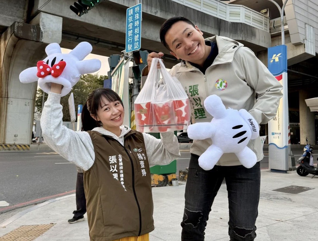 之前初選期間，太太懷孕時也一起陪站路口，全家總動員！(圖 / 張以理服務處 提供)