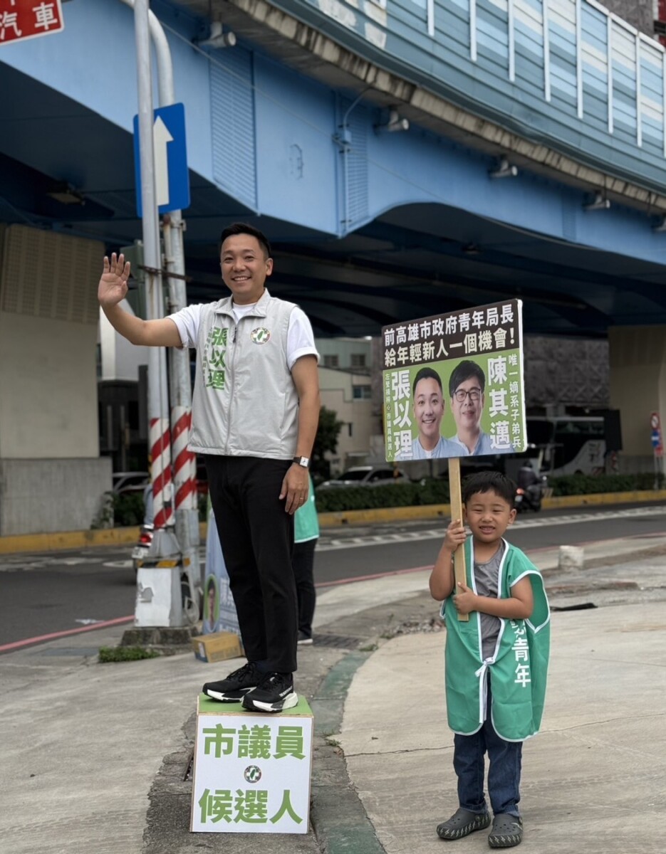 5歲大兒子化身小小助選員，陪爸爸向通勤民眾揮手致意，親切互動吸引目光。(圖 / 張以理服務處 提供)