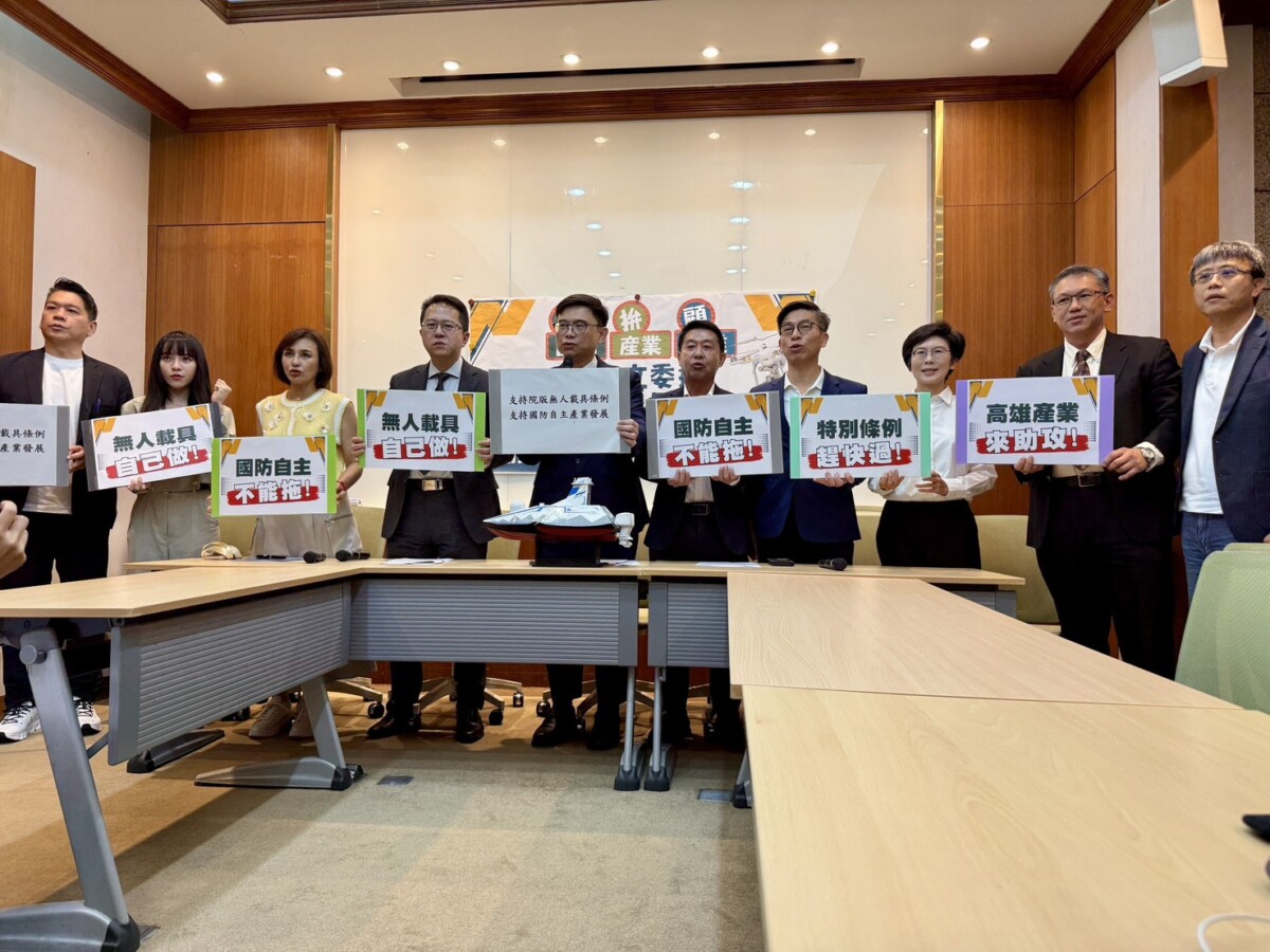 ▲賴瑞隆委員與高雄在地立委挺無人載具國家隊。(圖/立委賴瑞隆國會辦公室提供)