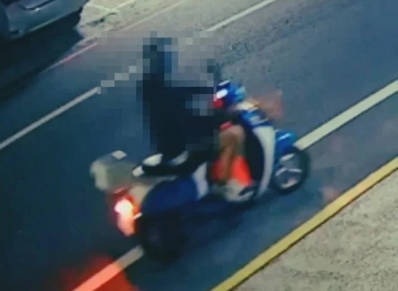 只因覺得好玩！19歲男攀爬鄭成功石像放交通錐　警方依法裁罰6000元