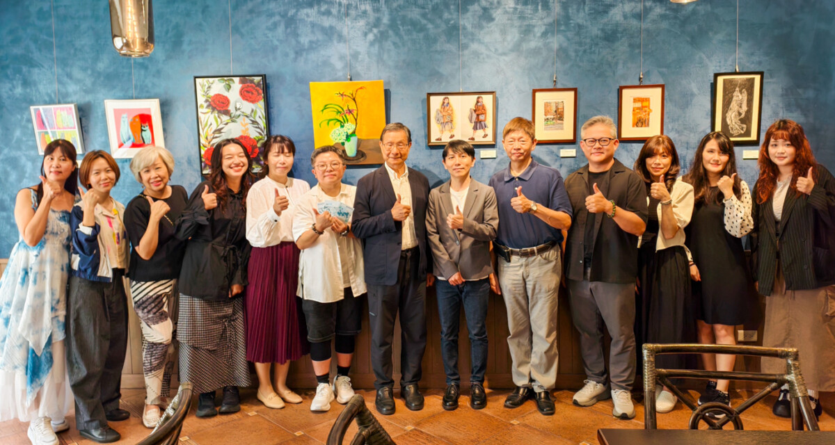 ▲高師大視覺設計學系碩士在職專班一年級學生，推出《薩伯康森海域》聯展，讓民眾在享受餐飲之餘，也能近距離欣賞藝術作品，體驗「藝術即生活」的美學理念。（圖/記者黃淑貞攝）
