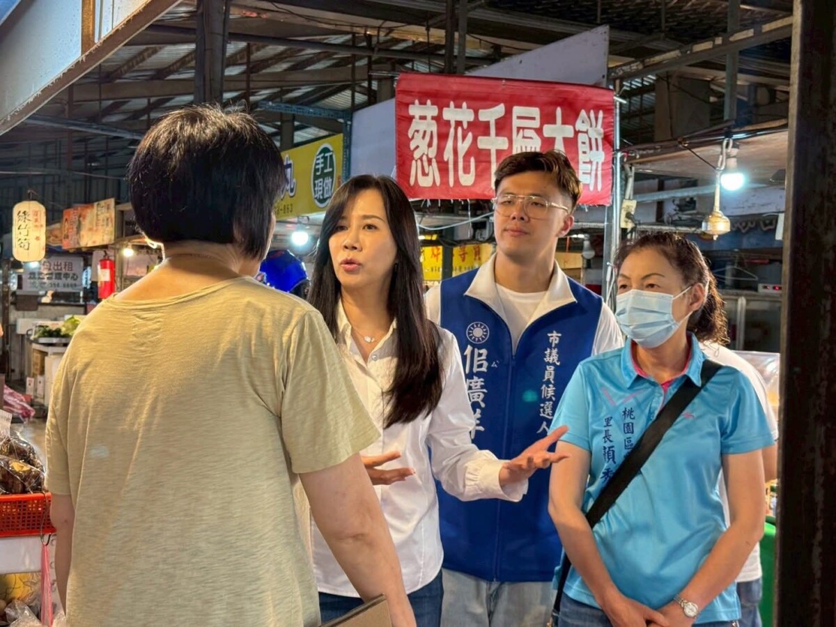 國民黨立委萬美玲在日常生活階著兒子佀廣洋在拜票。(影像自萬美玲FB社群網站)。