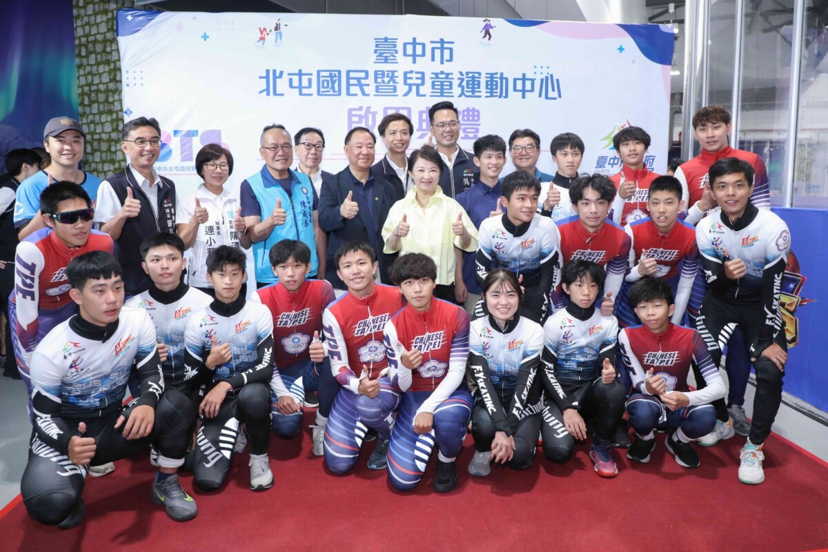 ▲盧秀燕與台中市競速滑冰代表隊合影,肯定選手展現台中冰上運動實力。(圖/記者顏淑娟翻攝)