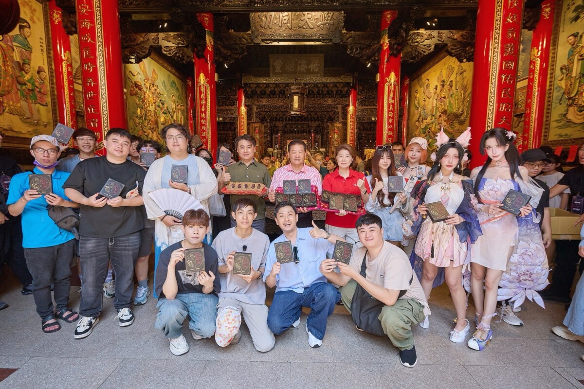 ▲聯名平安符完成過火儀式,進香團代表共同祈福。(圖/大甲鎮瀾宮提供)