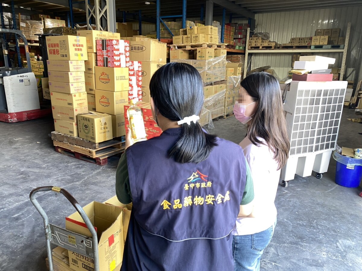 Bb770bd441e32a9305d47c05d1c358e6▲中市追查問題油品流向,持續派員前往下游業者倉儲確認下架情形。(圖/中市府提供)