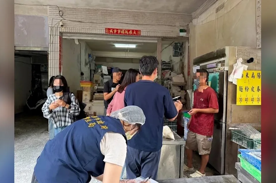 衛生局派員稽查麵製品販售場所及製造業者，依法定程序查核抽驗。（圖/高市衛生局提供）