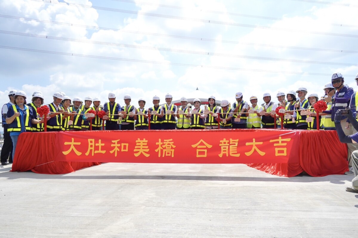 ▲「大肚和美橋工程」迎重大里程碑!中市建設局完成全橋合攏,33億大橋力拚10月通車。(圖/記者顏淑娟翻攝)