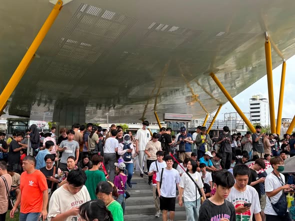 抓寶熱潮擠爆高雄中央公園 違停、人行道騎車亂象警方出手 抓寶熱潮擠爆高雄中央公園 違停、人行道騎車亂象警方出手