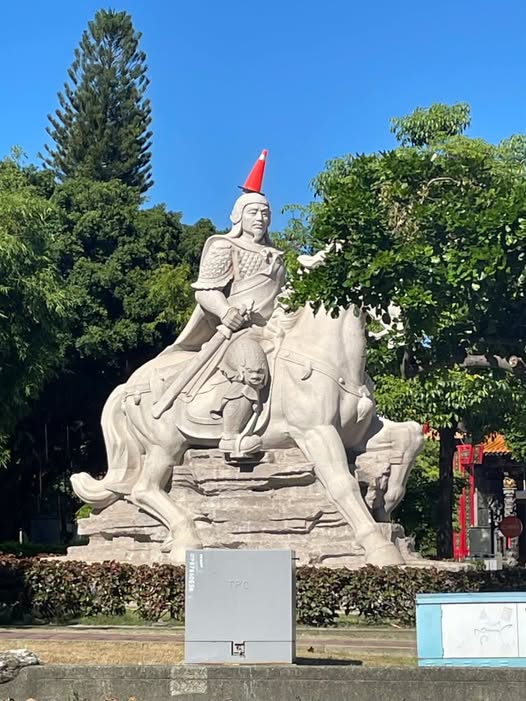 深夜玩太瘋？台南鄭成功神像竟驚見「戴三角錐」　網笑翻：分到葛萊芬多？