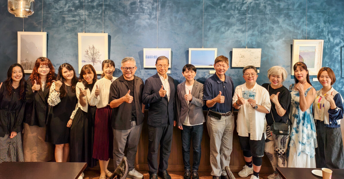 ▲高師大視覺設計學系碩士在職專班一年級學生，推出《薩伯康森海域》聯展，讓民眾在享受餐飲之餘，也能近距離欣賞藝術作品，體驗「藝術即生活」的美學理念。（圖/記者黃淑貞攝）