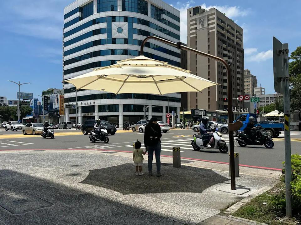 高雄試辦路口遮陽傘 陳其邁:每個城市財政不同、有的城市比較有錢 高雄試辦路口遮陽傘 陳其邁:每個城市財政不同、有的城市比較有錢