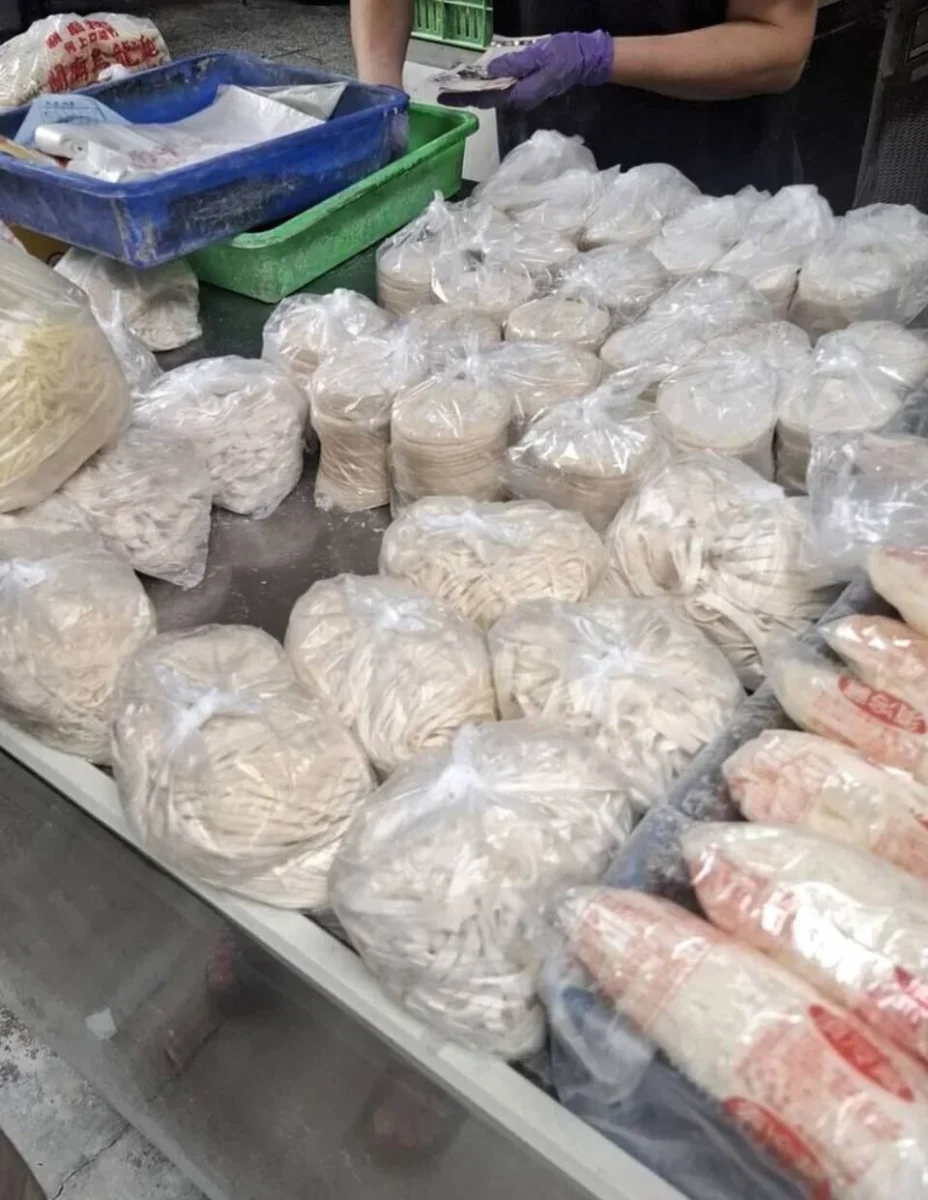 購買新鮮麵條時，應避免選擇顏色過白、或聞起來有些微刺鼻異味的產品。（圖/台灣消保協會提供）
