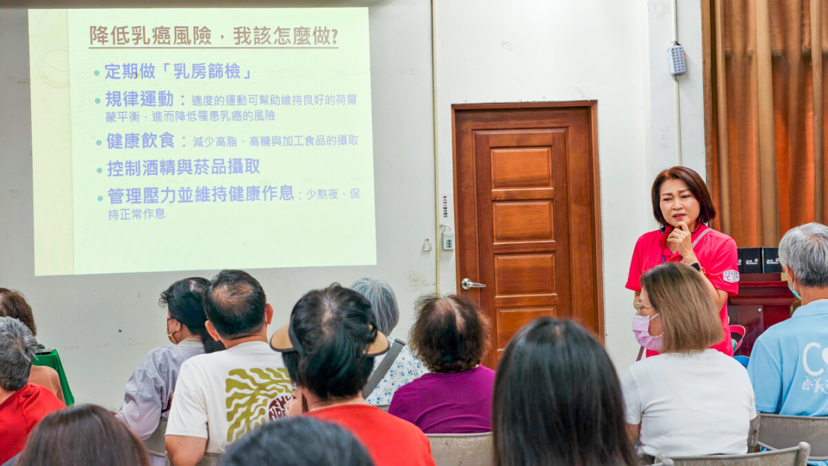 ▲阮綜合醫院高級專員李碧月向民眾分享健康保養及癌症預防觀念,提醒養成均衡飲食、規律運動及定期健康檢查的習慣。(圖/記者黃淑貞攝)