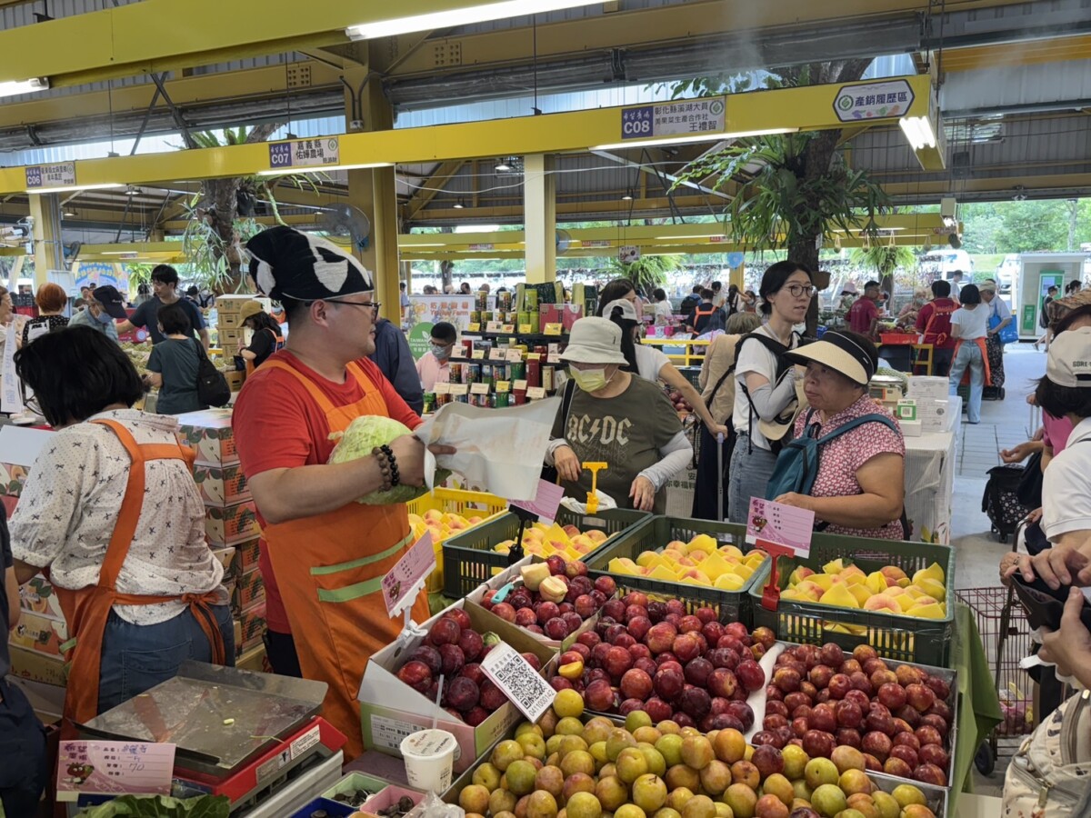 ▲民眾踴躍採購台中優質農特產品。(圖/記者顏淑娟翻攝)