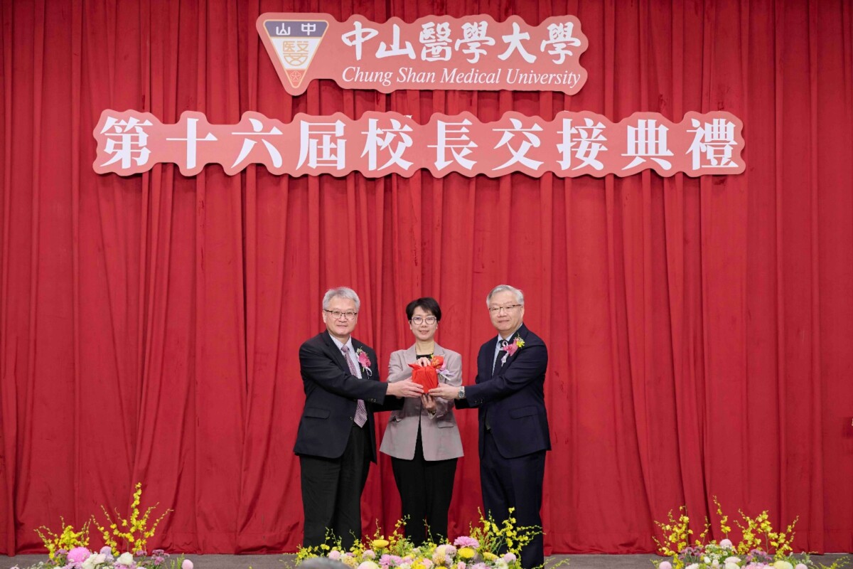 ▲卸任校長黃建寧將印信交接給新任校長林俊哲。(圖/記者顏淑娟翻攝)
