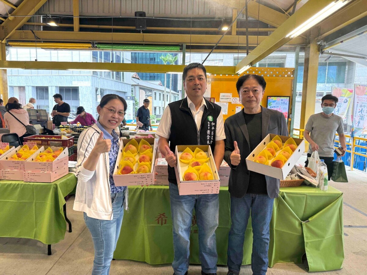 ▲梨山水蜜桃甜蜜北上,台中優質農產快閃希望廣場展售。(圖/記者顏淑娟翻攝)