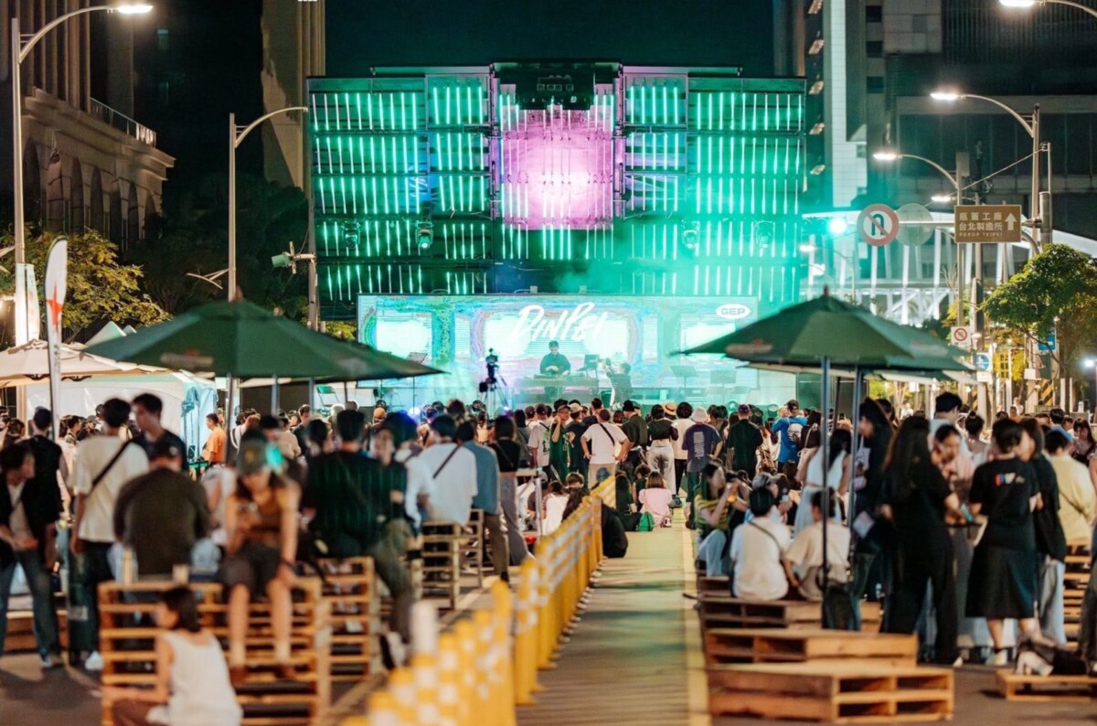 圖4.入住三天兩夜加碼贈總價值8,976元的雙日票含跨夜DJ派對入場券，圖為去年JAM JAM ASIA亞洲音樂節熱鬧盛況。圖潮臺北Trendy Taipei 臉書提供