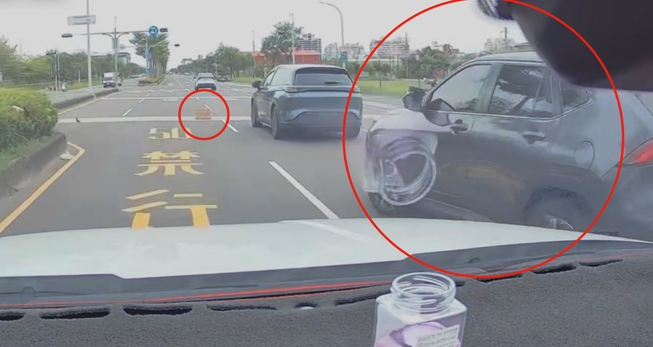 好心撿紙箱竟釀10萬車損！高雄男突切車道撞上她　行車畫面全曝光