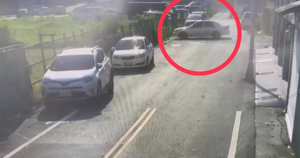 高雄白車詭異無煞滑行逾百公尺！44歲男「腰折」癱駕駛座　警到場已死亡