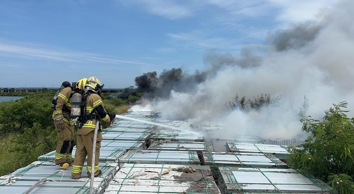 台南將軍驚傳火警！雜草竄火延燒光電板500坪