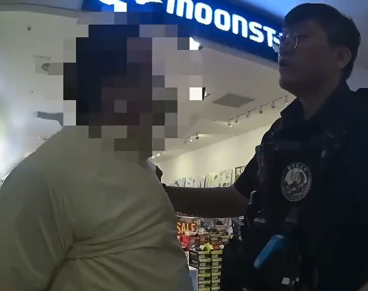 不滿書店標示爆氣大鬧還逼道歉　警到場一查竟是2案通緝犯
