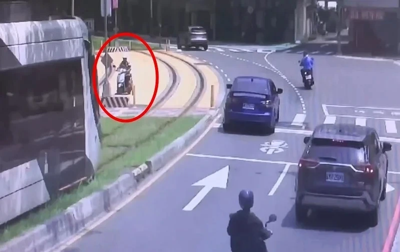 「列車為了你減速」！阿伯闖輕軌軌道悠哉騎過　警方要開罰