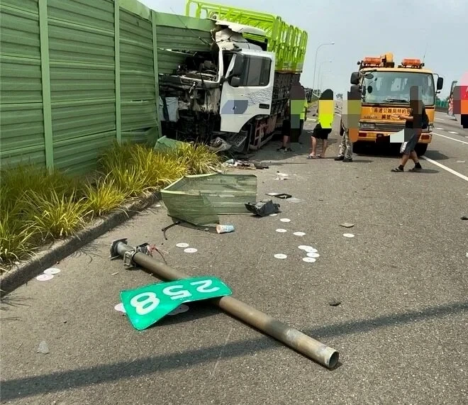 國1嘉義民雄驚傳爆胎事故！大貨車撞隔音牆　駕駛幸運逃過一劫