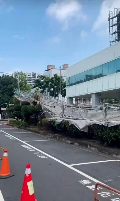 白海豚未到高雄楠梓科技園區鷹架整片倒塌　強風吹襲驚險瞬間曝光