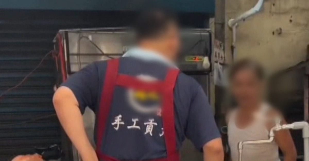 菜市場秒變格鬥場！貢丸攤控垃圾遭踢進攤爆衝突