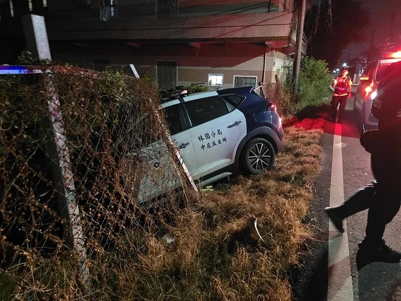 警車深夜突衝進種苗園！護送病患返所途中驚撞圍籬