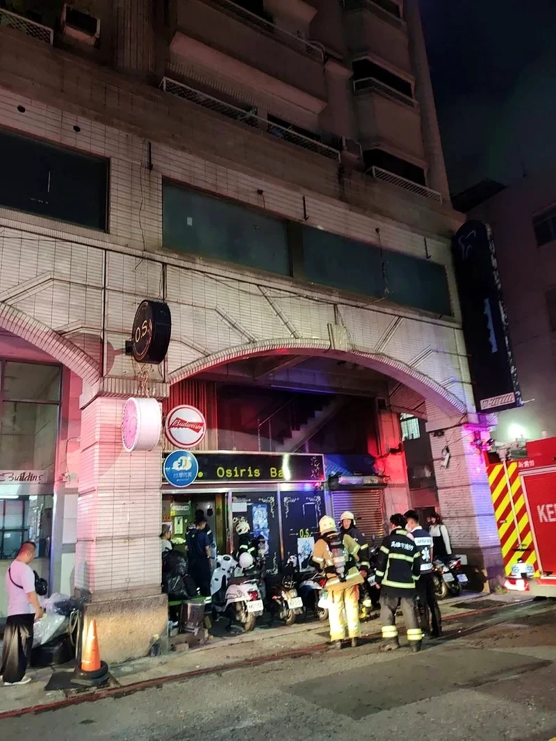 高雄12層樓大樓凌晨火警！1樓餐廳竄濃煙　50歲男嗆傷送醫
